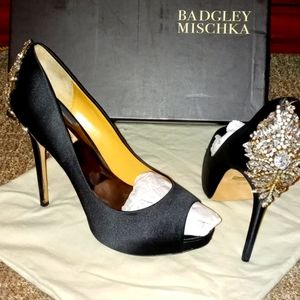 BADGLEY MISCHKA Open toe satin pumps